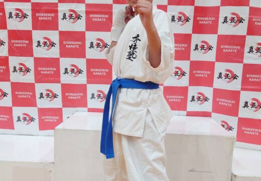 R7.4/27 真正会様主催の Jr.KARATE FEST 2025に参戦させて頂きました 当道場からは岡田悠生1人がエントリー ただ10日程前に右手中指を骨折💦 しかも試合前日から高熱が出て棄権も考えましたが 本人は出場すると言い出場しました 立つのもやっとのフラフラ状態 (>_