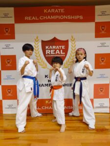 R7.4/13 第8回京都ジュニア空手道 リアルチャンピオンシップ選抜大会に 参戦させて頂きました 初心クラス 小学3年男子の部 櫻井 遙真＝初戦敗退 完全な稽古不足💦まぁそこは本人のペースがあるからね 選抜クラス 小学5年37kg以上の部 岡田 悠生＝初戦敗退 試合開始からラストまでしっかりと打ち合えて 手数も出ていたが惜しくも判定負け💦 あと1つ何かが足りない💦 しっかりと試合を見返して自分なりに研究をしような 選抜クラス 小学6年男子40kg未満の部 奥村 優羅凰＝初戦敗退 ユラはまだ尾骶骨が完治しておらず しかも稽古で腰を痛めてまともに踏ん張れない状態での出場 試合中に尾骶骨を蹴られ痛みが再発(>_<) 蹴りを出すとかなりの痛みが出たみたいで 突きと膝蹴りをメインに切り替えたが 粘りが出ず惜しくも判定負け💦 次は万全な体勢で挑もうな (｡•̀ᴗ-)و ̑̑✧ 今大会を主催してくださった一拳会、長嶋代表及びスタッフ関係者の方々 大変有難う御座いました また出場された各団体代表スタッフの方々 対戦相手の方々お疲れ様でした #一拳会 #リアルチャンピオンシップ選抜大会 #京都ジュニア空手道 #横大路 #みんなよく頑張った #湖南市 #フルコン #空手 #秀憧塾 #格闘技 #K-1 #グローブ空手 #護身術 #道場生募集中 #キッズ #ジュニア #見学 #体験 #キックボクシング #栗東市 #空手女子 #キック女子 #継続しか力にならない #護身術 #少年部 #甲賀市 ホームページ https://karate-kick-shudoujuku.com/ Facebook https://www.facebook.com/profile.php?id=100014979272860 LINE公式アカウント https://lin.ee/n2oPodg @lwn2596v X（旧Twitter ) @shudoujuku Instagram shudoujuku YouTube https://youtube.com/channel/UC92xaUMxbwBFQuh2U50cqzw 