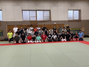 R7.5/18 関西スパーリング交流会に参加させて頂きました(^O^) 毎月開かれている色んな武道や流派が集まり 技を磨く集まりです(｡•̀ᴗ-)و ̑̑✧ 異種格闘技戦とも言えるこの交流会はいつも大変勉強になります 主催者であるLee先生をはじめ参加された方々有難う御座いましたm(_ _)m #関西スパーリング交流会 #関スパ #Lees #テコンドー #MMA #躰道 #ヌンチャク 総合格闘技 #空道 #湖南市 #フルコン #空手 #秀憧塾 #格闘技 #K-1 #グローブ空手 #護身術 #道場生募集中 #キッズ #ジュニア #見学 #体験 #キックボクシング #栗東市 #空手女子 #キック女子 #継続しか力にならない #護身術 #少年部 #甲賀市 ホームページ https://karate-kick-shudoujuku.com/ Facebook https://www.facebook.com/profile.php?id=100014979272860 LINE公式アカウント https://lin.ee/n2oPodg @lwn2596v X（旧Twitter ) @shudoujuku Instagram shudoujuku YouTube https://youtube.com/channel/UC92xaUMxbwBFQuh2U50cqzw 