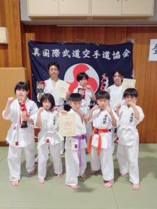 R7.7/8 誠拳塾様主催の 第20回 登龍門空手道大会に参戦させて頂きました 当道場からは9名がエントリー 初心クラス小学3年男子の部 寺嶌理生＝ベスト4 初心クラス小学3年女子の部 川崎優恵＝初戦敗退 初心クラス小学4年女子の部 白石望結＝優勝 初心クラス一般女子の部 奥村未艶凛＝初戦敗退 小学1年男子の部 岡田大羽＝三つ巴一勝一敗 小学4年男子の部 岡田大羽＝初戦敗退 小学6年の部 黒木天＝欠場 一般女子の部 岡田麻衣＝優勝 マスターズの部 上田智朗＝ワンマッチ敗退 みんなよく頑張ったね(｡•̀ᴗ-)و ̑̑✧ 次は更なる上を目指して頑張って(*•̀ᴗ•́*)و ̑̑ 今大会を主催してくださった誠拳塾代表、大会関係者の方々 大変有難う御座いました また出場された各団体代表及び選手の方々 お疲れ様でした #第20回登龍門空手道大会 #登龍門 #誠拳塾 #みんなよく頑張った #兵庫県 #伊丹市 #湖南市 #フルコン #空手 #秀憧塾 #格闘技 #K-1 #グローブ空手 #護身術 #道場生募集中 #キッズ #ジュニア #見学 #体験 #キックボクシング #栗東市 #空手女子 #キック女子 #継続しか力にならない #護身術 #少年部 #甲賀市 ホームページ https://karate-kick-shudoujuku.com/ Facebook https://www.facebook.com/profile.php?id=100014979272860 LINE公式アカウント https://lin.ee/n2oPodg @lwn2596v X（旧Twitter ) @shudoujuku Instagram shudoujuku YouTube https://youtube.com/channel/UC92xaUMxbwBFQuh2U50cqzw