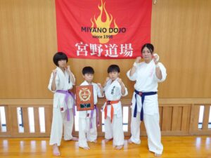 R7.7/6 宮野道場様主催の
ジュニア交流大会
第12回 全関西新人交流大会に
当道場から4名がエントリー
初級小学1年男子
岡田 大羽＝優勝
初級小学4年男子
岡田 大舞＝初戦敗退
初中級小学6年男子
黒木 天＝初戦敗退
中級30歳以上無差別
岡田 麻衣＝準優勝

トワは安定の強さ👊
これから先が恐ろしい😱
ソウマは中盤まではよかったけど
金的を貰ってから失速
痛がりながらでも最後まで良く頑張ったね (*•̀ᴗ•́*)و ̑̑
テンは久々の試合💦
緊張もあってか
距離感が少し違ったね(>_<)
これから試合数を増やして
感覚をつけような(｡•̀ᴗ-)و ̑̑✧
麻衣さんは1級相手に延長までもつれ込んで結果
判定負けでしたが格上相手に良く頑張ったよ(๑•̀ㅂ•́)و✧
しかし一体何発顔面を殴られた👊やろうな💦
試合では負けたけど勝負では負けてなかったよ(ง •̀_•́)ง

今大会を主催してくださった
宮野道場、宮野代表及びスタッフ関係者の方々
有難う御座いました
また出場された各団体代表及び選手の方々
お疲れ様でした
#宮野道場 #ジュニア交流大会 #第12回全関西新人交流大会 #みんな良く頑張った #優勝おめでとう #顔面殴打連発 #経験値 #悔しかったな #試合に負けても勝負では負けてない #湖南市 #フルコン #空手 #秀憧塾 #格闘技 #K-1 #グローブ空手 #護身術 #道場生募集中 #キッズ #ジュニア #見学 #体験 #キックボクシング #栗東市  #空手女子 #キック女子 #継続しか力にならない #護身術  #少年部 #甲賀市
ホームページ
https://karate-kick-shudoujuku.com/
Facebook 

https://www.facebook.com/profile.php?id=100014979272860

LINE公式アカウント
https://lin.ee/n2oPodg
@lwn2596v 

X（旧Twitter )
@shudoujuku

Instagram  
shudoujuku

YouTube
https://youtube.com/channel/UC92xaUMxbwBFQuh2U50cqzw
