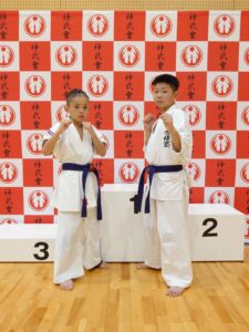 R7.9/21 リアルチャンピオンシップ選抜 四国予選大会に参戦させて頂きました 当道場からはユラと悠生の2名がエントリー ユラは左足のかかとを疲労骨折 悠生は右足のかかとを骨折💦 両名とも棄権を考えましたが本人達の意向で試合にのぞみました (ง •̀_•́)ง 結果は残念でしたが素晴らしい試合を見せてくれて 感動で涙が出そうに （T-T） しかしこの2人のコンビだけは ケガをする時もケガの場所もほぼ同じって ちょっと仲良すぎ (^_^;) 大会を主催してくださった 神武會館 西山代表及びスタッフ関係者の方々 有難う御座いました 出場された各団体代表及びスタッフ選手の方々 お疲れ様でした #リアルチャンピオンシップ選抜 #四国予選大会 #徳島県 #骨折しながらの試合 #よく頑張った #湖南市 #フルコン #空手 #秀憧塾 #格闘技 #K-1 #グローブ空手 #護身術 #道場生募集中 #キッズ #ジュニア #見学 #体験 #キックボクシング #栗東市 #空手女子 #キック女子 #継続しか力にならない #護身術 #少年部 #甲賀市