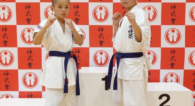 R7.9/21 リアルチャンピオンシップ選抜 四国予選大会に参戦させて頂きました 当道場からはユラと悠生の2名がエントリー ユラは左足のかかとを疲労骨折 悠生は右足のかかとを骨折💦 両名とも棄権を考えましたが本人達の意向で試合にのぞみました (ง •̀_•́)ง 結果は残念でしたが素晴らしい試合を見せてくれて 感動で涙が出そうに （T-T） しかしこの2人のコンビだけは ケガをする時もケガの場所もほぼ同じって ちょっと仲良すぎ (^_^;) 大会を主催してくださった 神武會館 西山代表及びスタッフ関係者の方々 有難う御座いました 出場された各団体代表及びスタッフ選手の方々 お疲れ様でした #リアルチャンピオンシップ選抜 #四国予選大会 #徳島県 #骨折しながらの試合 #よく頑張った #湖南市 #フルコン #空手 #秀憧塾 #格闘技 #K-1 #グローブ空手 #護身術 #道場生募集中 #キッズ #ジュニア #見学 #体験 #キックボクシング #栗東市 #空手女子 #キック女子 #継続しか力にならない #護身術 #少年部 #甲賀市