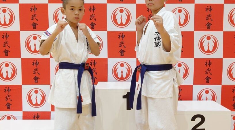R7.9/21 リアルチャンピオンシップ選抜 四国予選大会に参戦させて頂きました 当道場からはユラと悠生の2名がエントリー ユラは左足のかかとを疲労骨折 悠生は右足のかかとを骨折💦 両名とも棄権を考えましたが本人達の意向で試合にのぞみました (ง •̀_•́)ง 結果は残念でしたが素晴らしい試合を見せてくれて 感動で涙が出そうに （T-T） しかしこの2人のコンビだけは ケガをする時もケガの場所もほぼ同じって ちょっと仲良すぎ (^_^;) 大会を主催してくださった 神武會館 西山代表及びスタッフ関係者の方々 有難う御座いました 出場された各団体代表及びスタッフ選手の方々 お疲れ様でした #リアルチャンピオンシップ選抜 #四国予選大会 #徳島県 #骨折しながらの試合 #よく頑張った #湖南市 #フルコン #空手 #秀憧塾 #格闘技 #K-1 #グローブ空手 #護身術 #道場生募集中 #キッズ #ジュニア #見学 #体験 #キックボクシング #栗東市 #空手女子 #キック女子 #継続しか力にならない #護身術 #少年部 #甲賀市